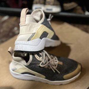 Womens size 6 air Huarache by Nike